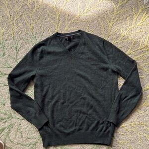 Banana republic forest green Extra fine merino wool V-neck lightweight sweater m